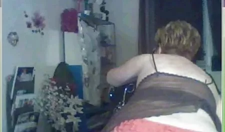 Nerdy teen ვერ ფოკუსირება კითხულობს, რადგან ის horny