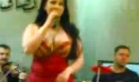 Busty თაფლი იღებს მასიური შავი dick მისი მჭიდრო ხვრელი